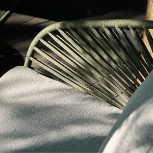 Novella loungegruppe vist med sofa og lenestoler i moderne uterom nærbilde