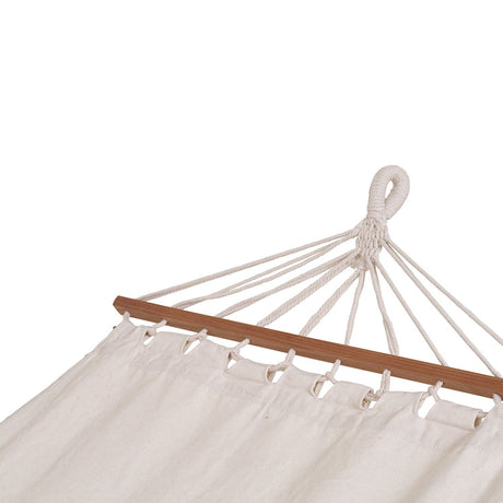 Hengekøye i off white med detaljer i lerk til terrasse og uterom