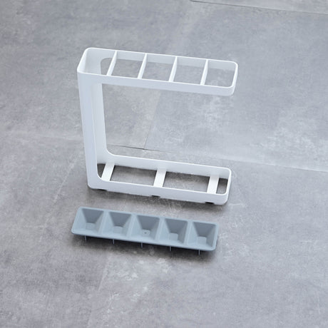 Kompakt paraplyholder med dryppbrett – holder gulvet tørt og rent.