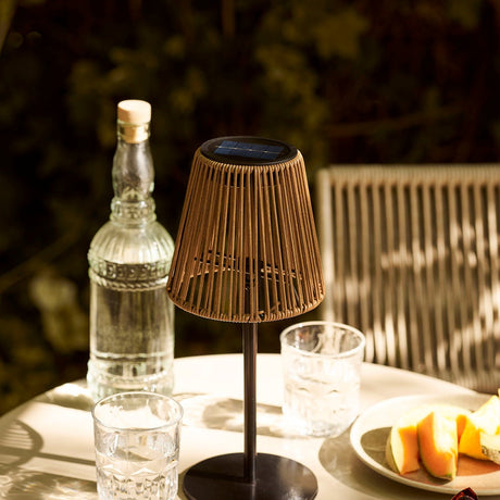 Salford lampe med flettet skjerm i polyrattan til uterom