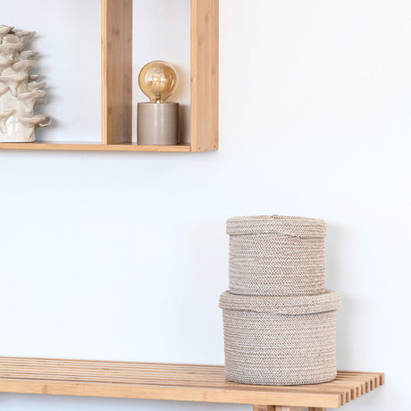 Håndvevd naturfiber i beige nyanse, rustikk oppbevaringskurv med lokk"


