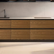 Premium London Oak kontaktplast er et utmerket valg for å gi møbler, kjøkken eller hytte et nytt og stilfullt utseende. Den mørke eikefargen etterligner beiset treverk og gir en elegant og tidløs finish. Dette produktet er ideelt for renovering eller oppgradering av overflater.