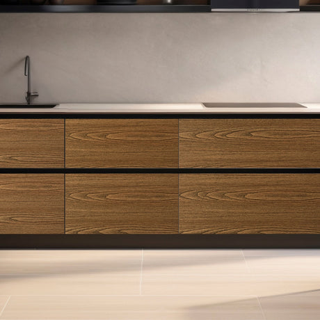 Premium London Oak kontaktplast er et utmerket valg for å gi møbler, kjøkken eller hytte et nytt og stilfullt utseende. Den mørke eikefargen etterligner beiset treverk og gir en elegant og tidløs finish. Dette produktet er ideelt for renovering eller oppgradering av overflater.