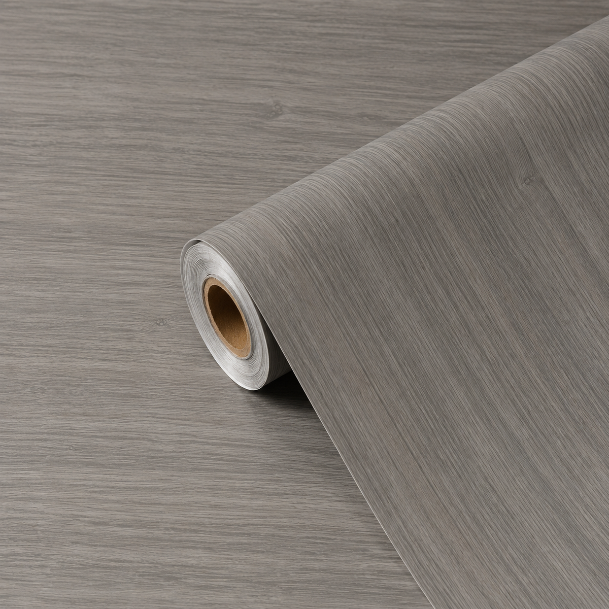 Rull med Calm Greige kontaktplast som visar en naturtro gråbeige trefiber-ytelse och matt finish