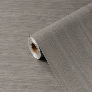 Rull med Calm Greige kontaktplast som visar en naturtro gråbeige trefiber-ytelse och matt finish