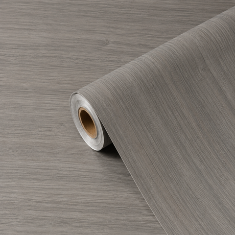 Rulle med Calm Greige kontaktplast, der viser naturtro gråbeige trefibere og mat finish