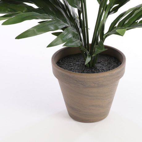 Kunstig Areca palme i potte med synlig jord og potte detalj