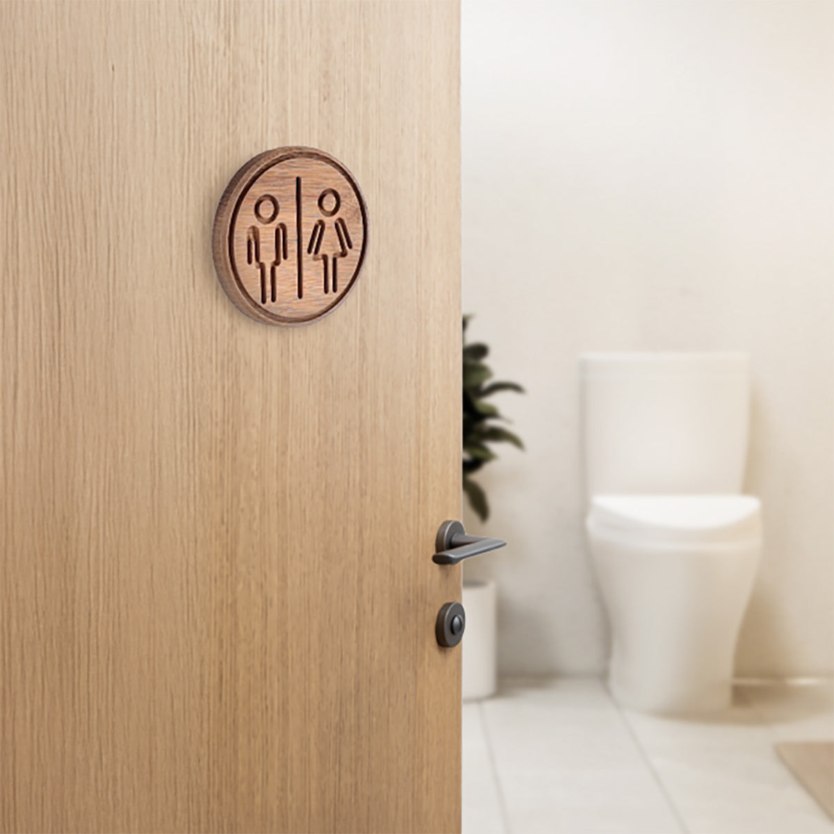 Nærbillede af indgraveret toiletsymbol i akacitræ