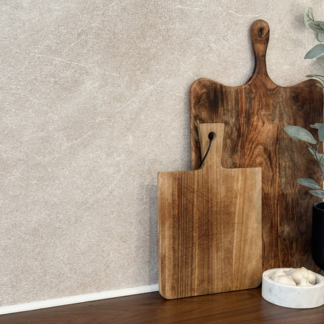 Kjøkkenbenkeplate fornyet med beige steinlook kontaktplast – før og etter