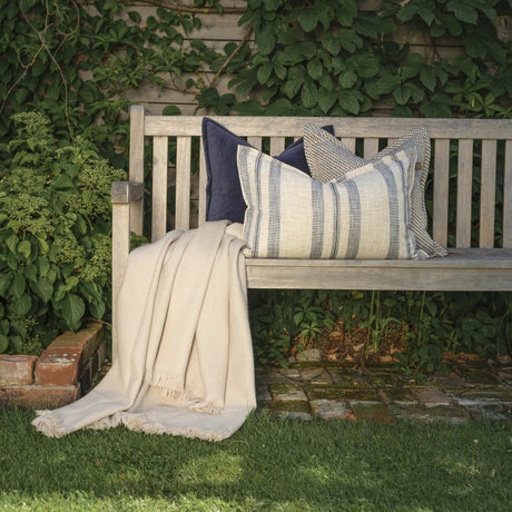 Halvor Bakke pyntepute stylet i sofa og utemiljø