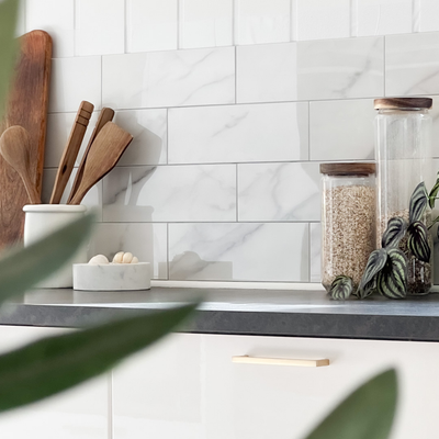 Selvklebende kjøkkenfliser fra Lindas Dekor