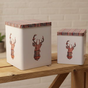 Kakebokser med rutet hjortemotiv i beige og rødt for oppbevaring av julekaker