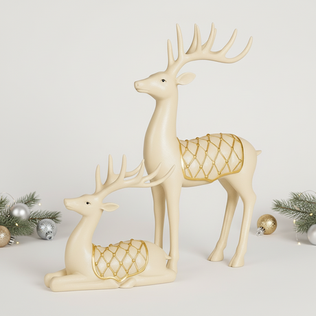 Kvadratisk bilde av stående og liggende reinsdyr i gull og hvitt