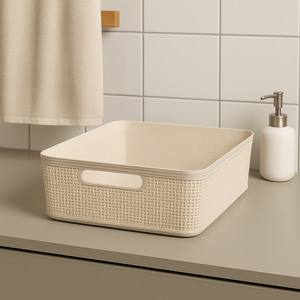 Oppbevaringskurv i beige fargetone med vevd struktur, brukt til håndklær på et nordisk inspirert bad.