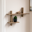 Ovada Shelf i furu på lys vegg i nordisk gang, dekorert med grønn plante, nøytral keramikk og bøker – moderne og funksjonell vegghylle.