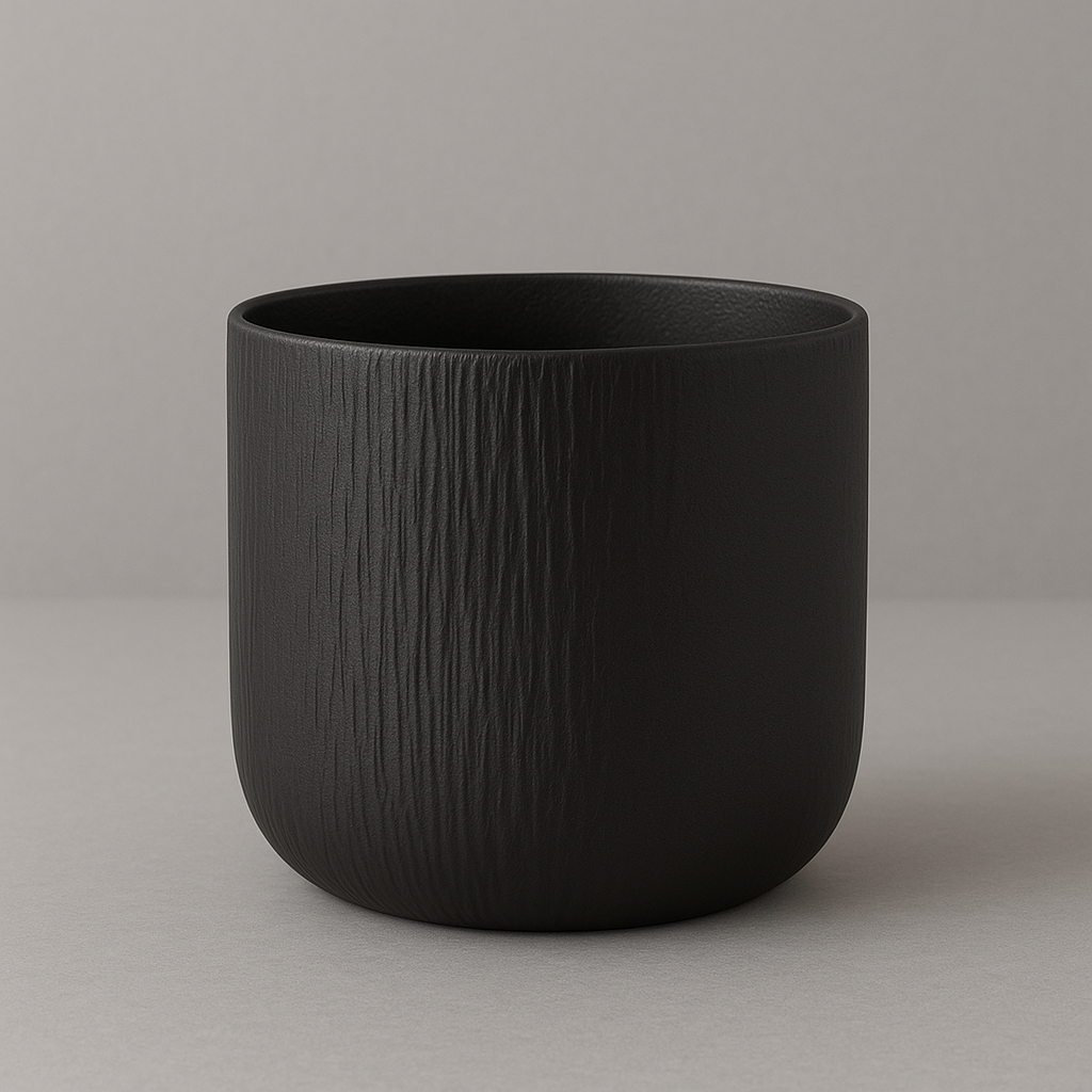 Sort keramisk blomsterpotte med strukturert overflate, Ø26,5 cm, minimalistisk produktfoto.