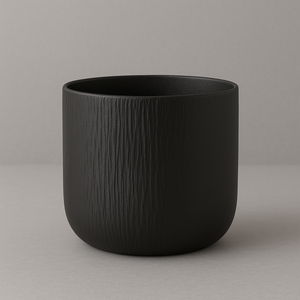 Sort keramisk blomsterpotte med strukturert overflate, Ø26,5 cm, minimalistisk produktfoto.