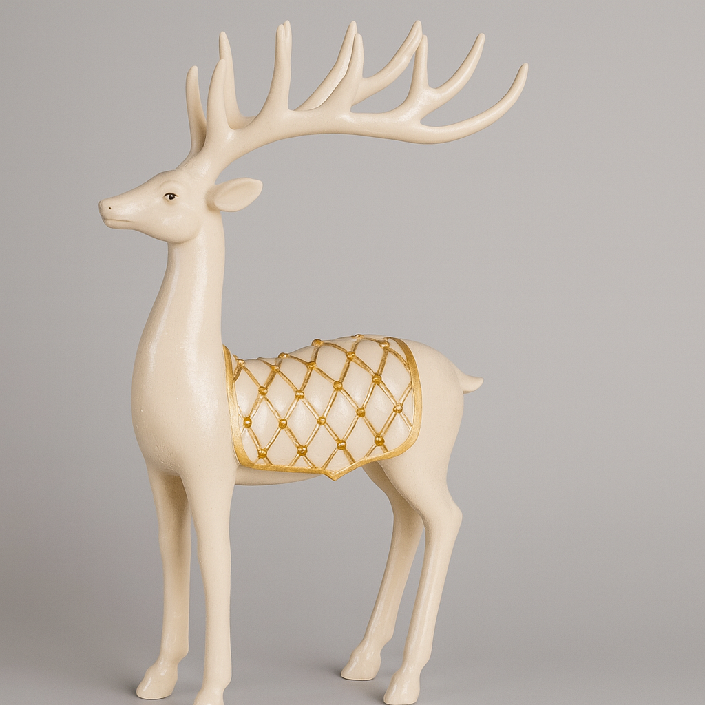 Elegant hvitt reinsdyr med gullmønster og store gevir, dekorativ julefigur, 33 cm høy.