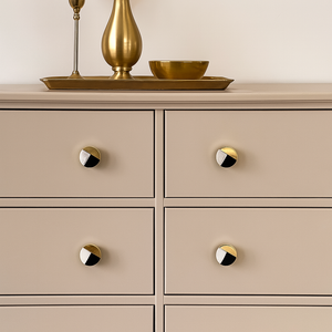 Rund knott i moderne design med svart, hvit og gull detaljer for kjøkken og møbler.