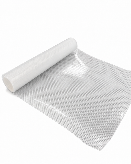 Rull med transparent antiskli skuffeinnlegg på hvit bakgrunn. -Lindas Dekor 