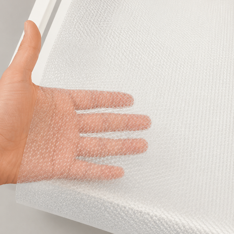 Hånd bak transparent antiskli skuffeinnlegg som viser det gjennomsiktige materialet. - Lindas dekor 