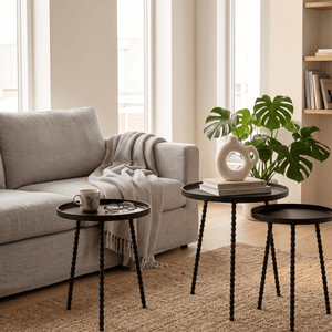 Salvo sidebord i sort metall brukt som fleksibelt avlastningsbord ved sofa i stue
