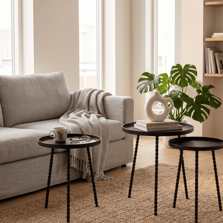 Salvo sidebord i sort metall brukt som fleksibelt avlastningsbord ved sofa i stue