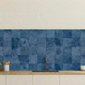 Bodø Blå selvklebende veggfliser - varm blå farge med naturlig steinuttrykk for moderne interiør