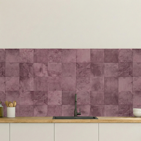 Bodø Rose selvklebende veggfliser - elegant plommerosa farge med moderne design for romantisk interiør