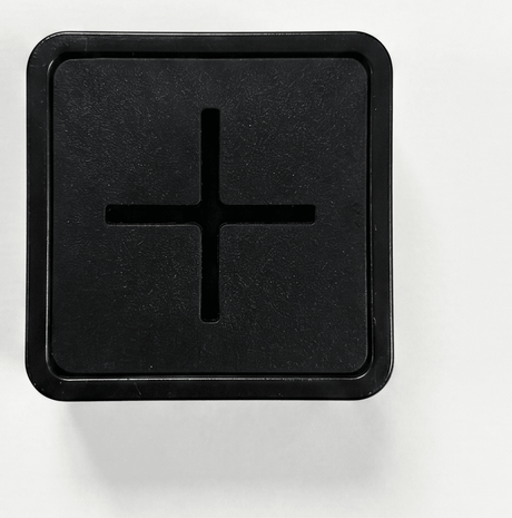 Detaljbilde av sort selvklebende knagg sett rett forfra som viser firkantet design og åpning i midten. - Lindas dekor