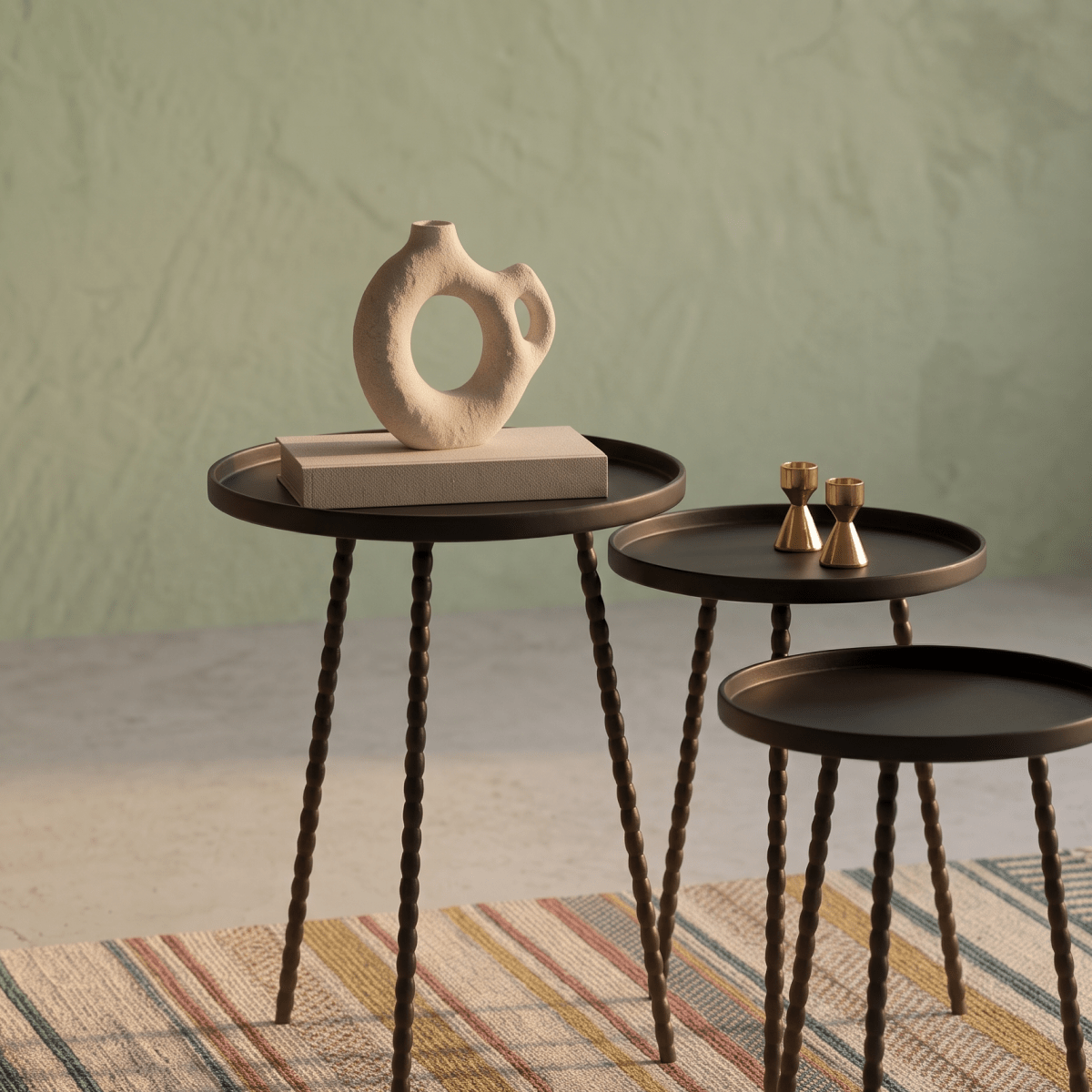 Salvo sidebord sett med tre bord brukt som småbord i moderne stue med dekor og planter