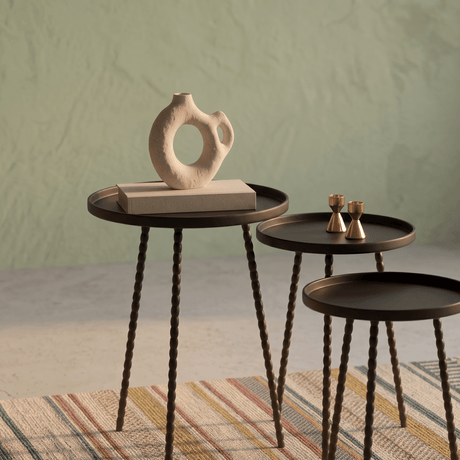 Salvo sidebord sett med tre bord brukt som småbord i moderne stue med dekor og planter