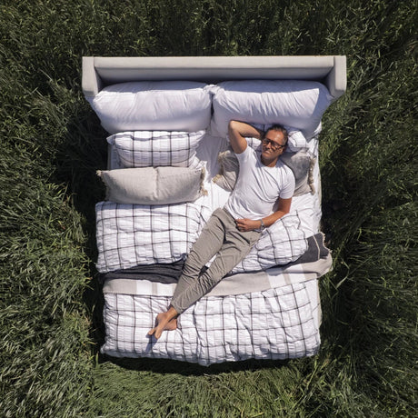 Halvor Bakke ligger på sengetrekk Nox