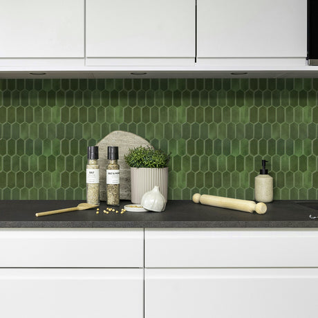 Prøveflis med grønt marmordesign – ideell for testing i ulike lysforhold hjemme.