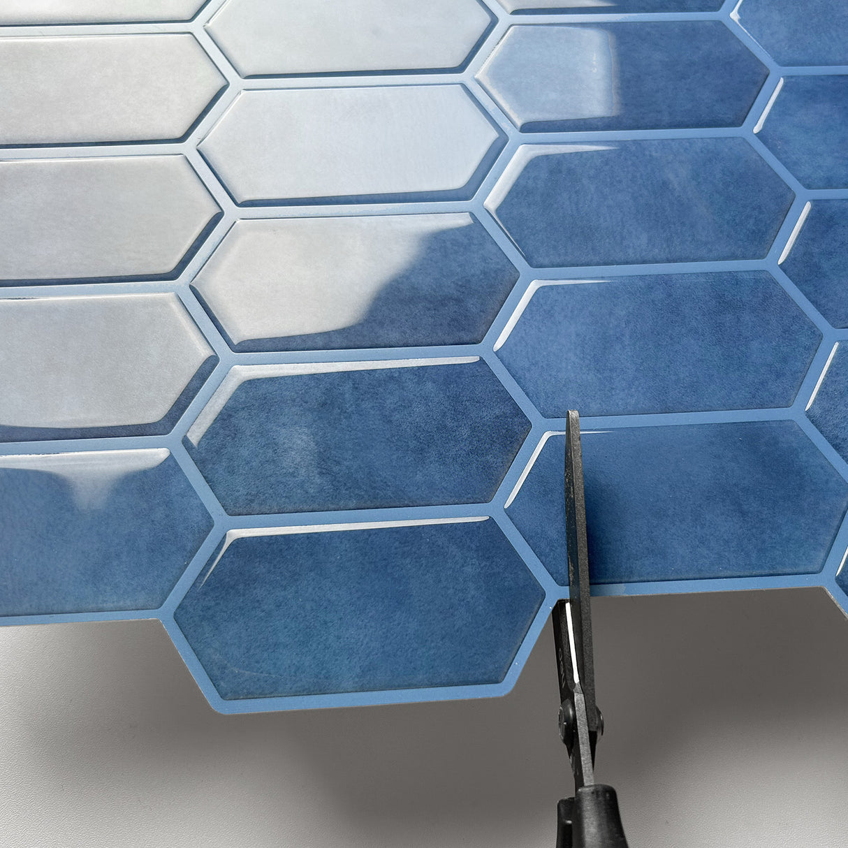 Enkel montering av blå hexagon-fliser uten bruk av verktøy.