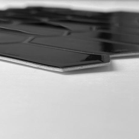 Hexagonmønsteret gir en stilfull og arkitektonisk effekt på veggen. 