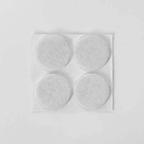 Stol med filtknott under bein for beskyttelse av parkett