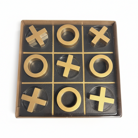 Elegant brettspill i sort og gull på stuebord – stilfull innredningsdetalj