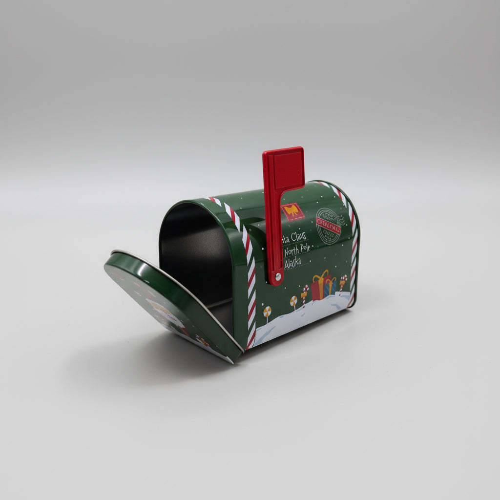 Liten julepostkasse brukt som dekor på bord ved juletre