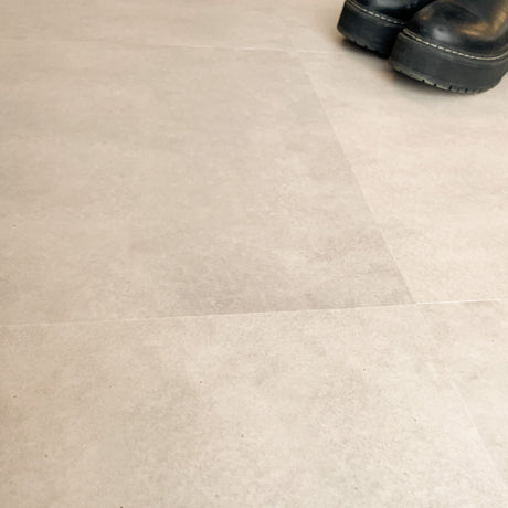 Enkelt oppussingsprosjekt med realistiske betongfliser.