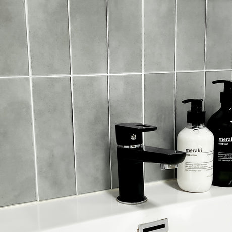 Katja betongfliser brukt som baderomsvegg i moderne interiør