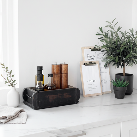 Marmor klassisk hvit kontaktplast på et lyst kjøkken. Montert på benkeplate