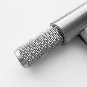 Kvadratisk nærbilde av sølvfarget T-bar håndtak i moderne design på skapfront