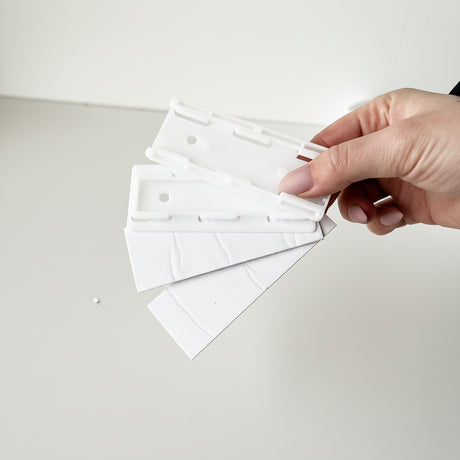 Montering av grenuttak med selvklebende feste på benkeplate