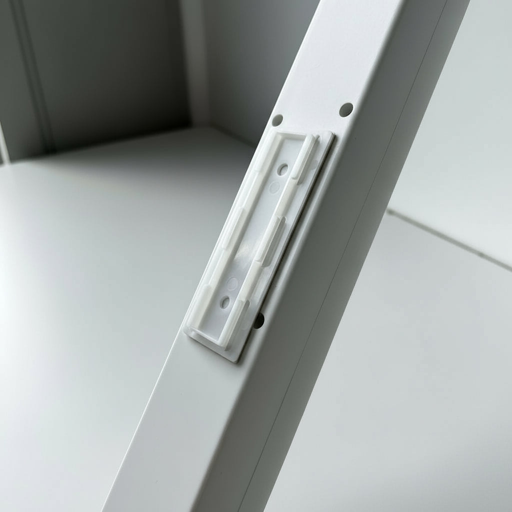 Selvklebende holder festet på vegg med grenuttak montert under vindu