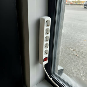 Montering av selvklebende grenuttakholder på kjøkkenvegg