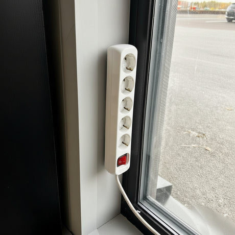 Montering av selvklebende grenuttakholder på kjøkkenvegg