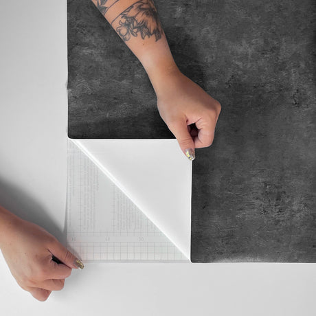 Montering av selvklebende kontaktplast med betongmønster – peel and stick