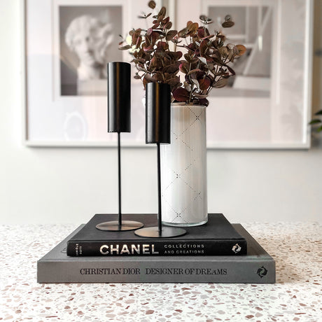 Detalj av kant på Premium Granitt kontaktplast, viser presis avslutning og jevn steinlook