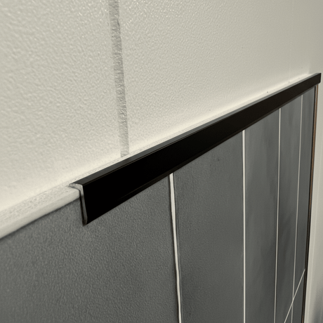 Sorte endelister til selvklebende veggfliser for elegant finish